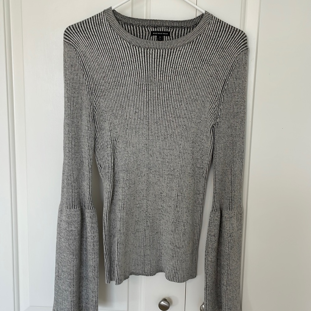 Who what wear medium size bell sleeve sweater